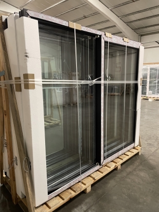 PVC SCHUIFRAAM 1 ZIJDE SCHUIVEND ZWART 2380 x 2100mm MET SLOT (RECHTS)