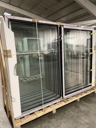 PVC SCHUIFRAAM 1 ZIJDE SCHUIVEND ZWART 2780 x 2100mm MET SLOT (LINKS)